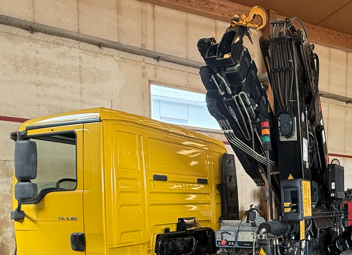 LKW-Kran für den Falschparker-Service