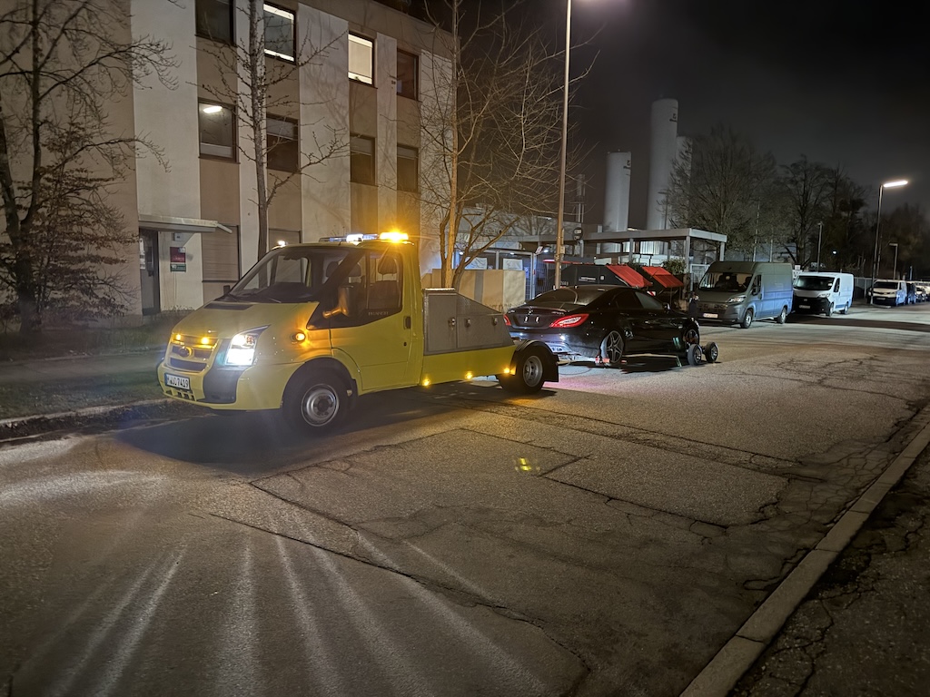 IRT Abschleppdienst bei einem nächtlichen Fahrzeugeinsatz